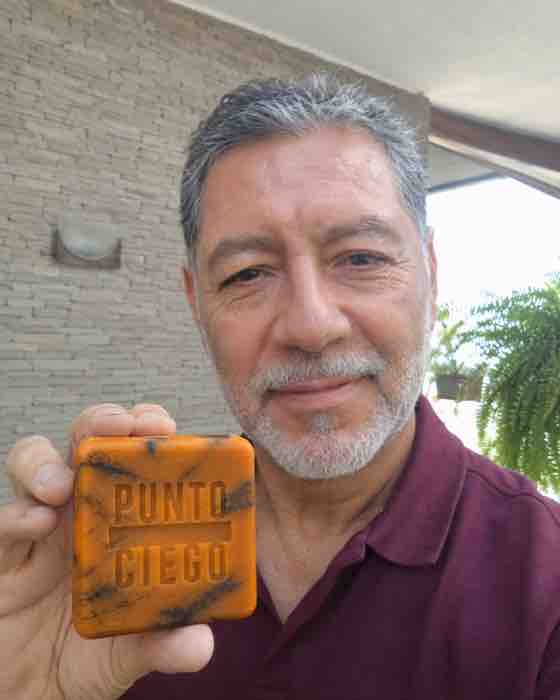 Mauricio, usuario del primer lote, con su barra Punto Ciego